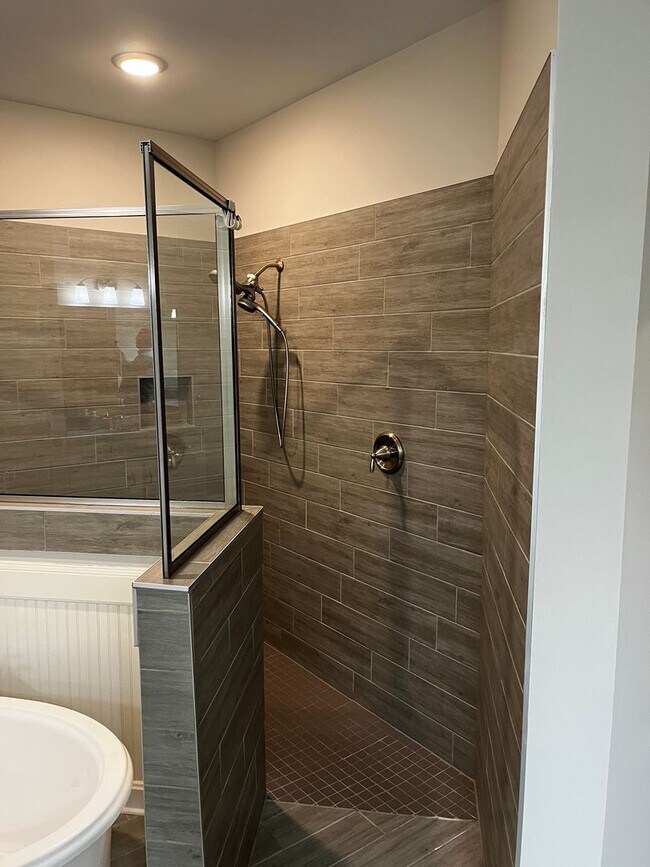 Building Photo - Custom Built home in a quiet subdivision