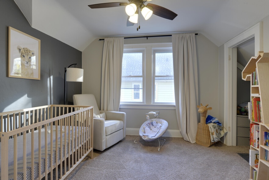 Building Photo - 266 King St W