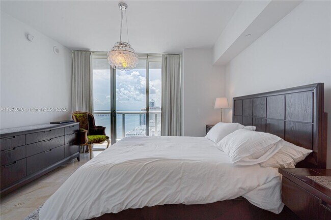 Building Photo - 495 Brickell Ave