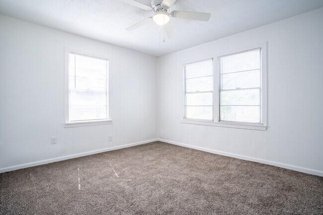 Building Photo - 3323 W Clarendon Dr