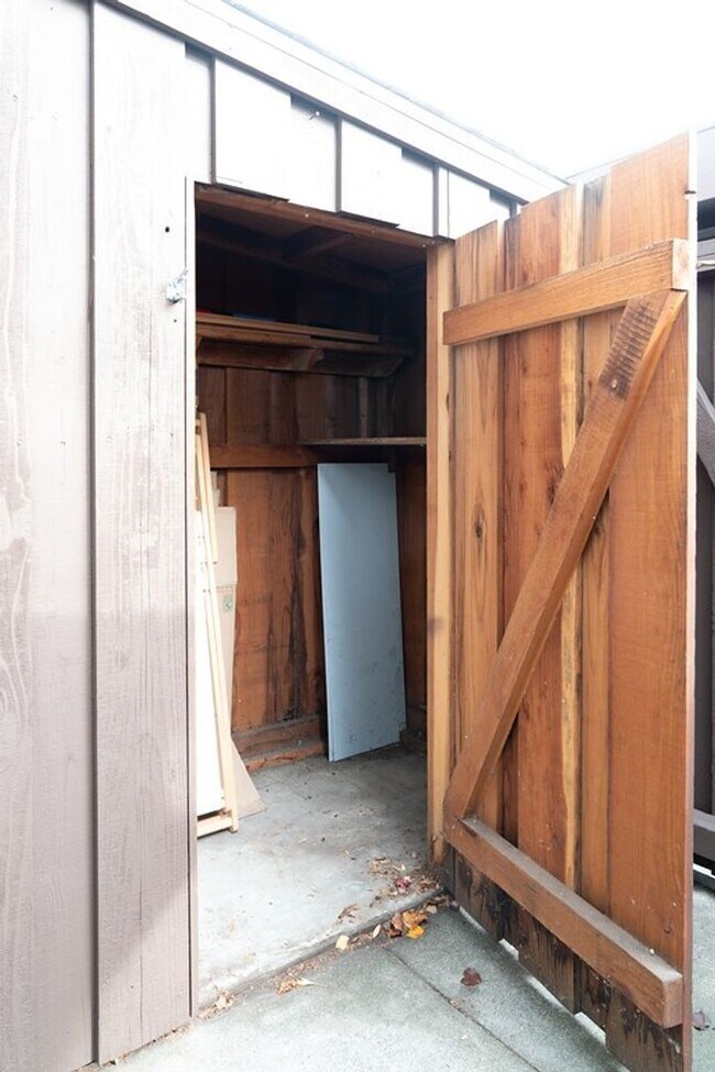 Building Photo - 2 Bed (Both are Master-Suites) and 2.5 Bat...