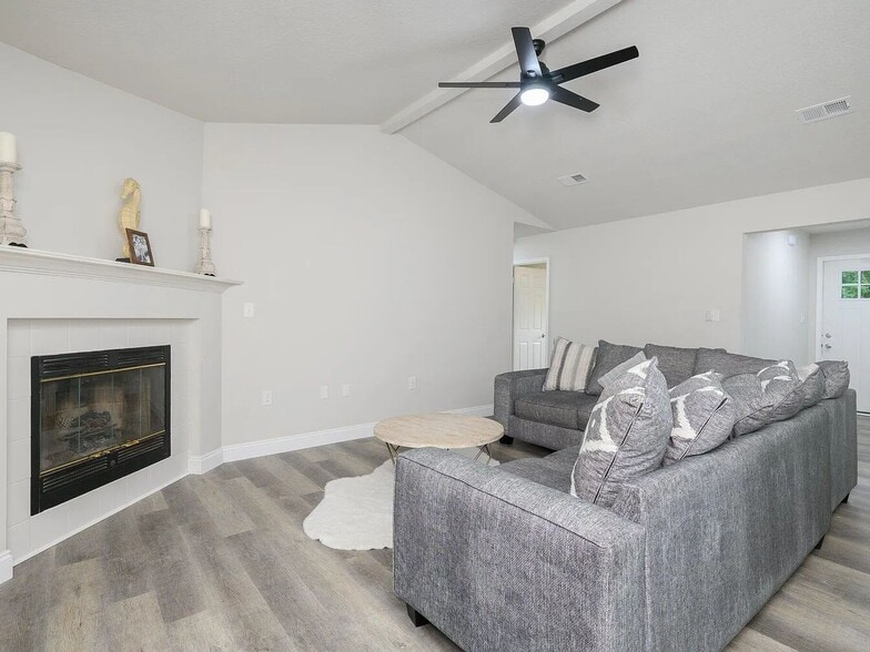 Building Photo - 1053 Emerald Ln