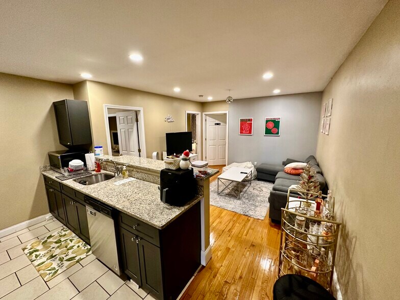 Building Photo - 56 Egmont St