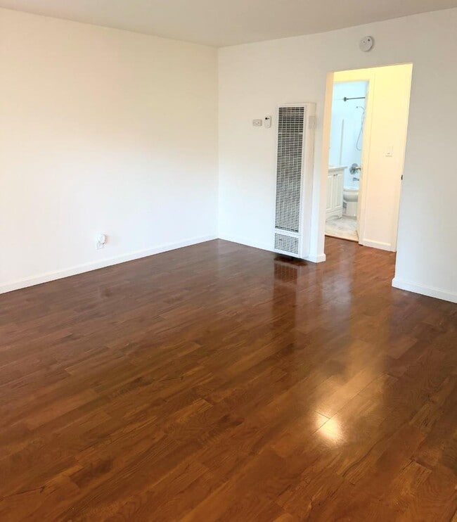 Building Photo - 418 Roosevelt Ave