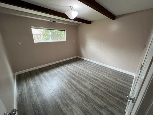 Building Photo - 4 Bedroom Milwaukie Home