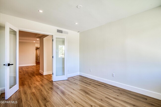 Building Photo - 1210 La Cruz Dr