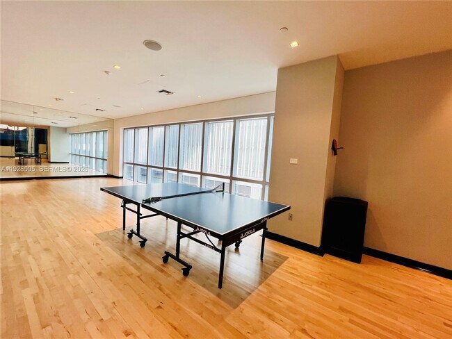 Building Photo - 851 NE 1st Ave