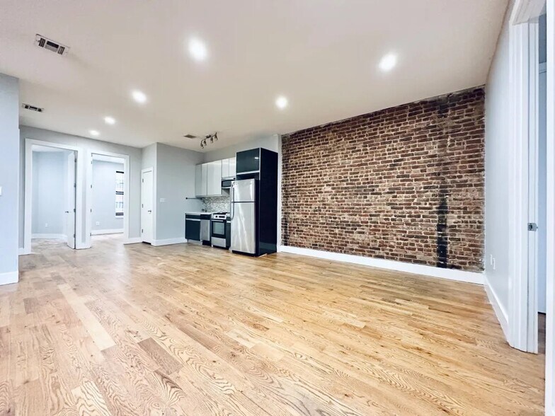 Building Photo - Furnished room/NOT APARTMENT