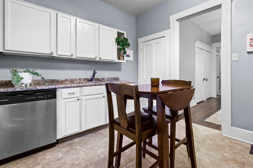 Building Photo - 1112 Clinton St