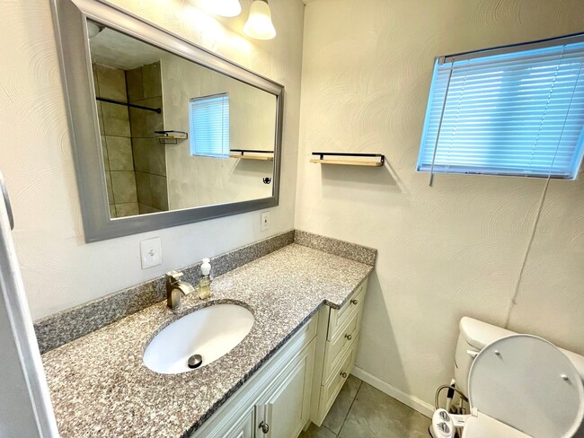 Building Photo - Charming 3-Bedroom Home with Fenced Yard i...
