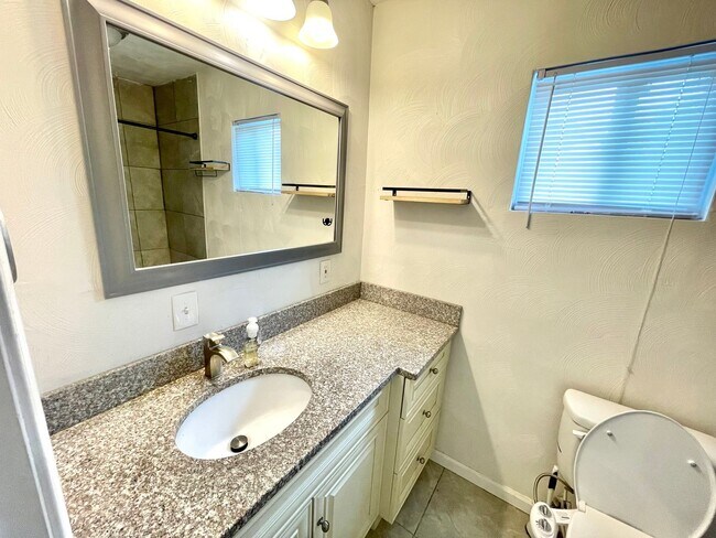 Building Photo - Charming 5-Bedroom Home with Fenced Yard i...