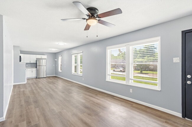 Building Photo - 2601 E Oakbrook Dr