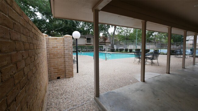 Building Photo - 8003 Oakwood Forest Dr