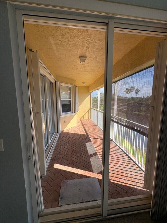 Building Photo - 3/2/1 Townhome in River Glen!  More Pics C...