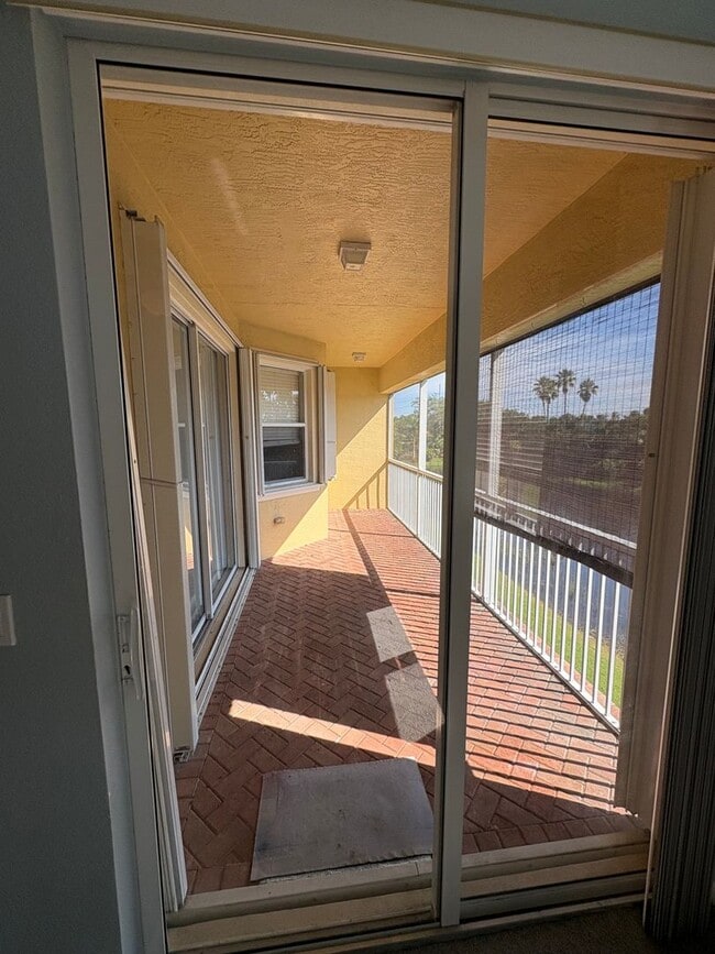 Building Photo - 3/2/1 Townhome in River Glen!