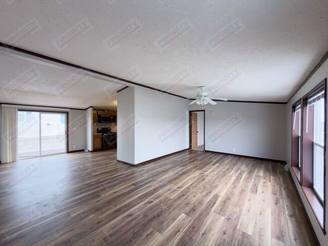 Building Photo - Spacious 4 bedroom single family home