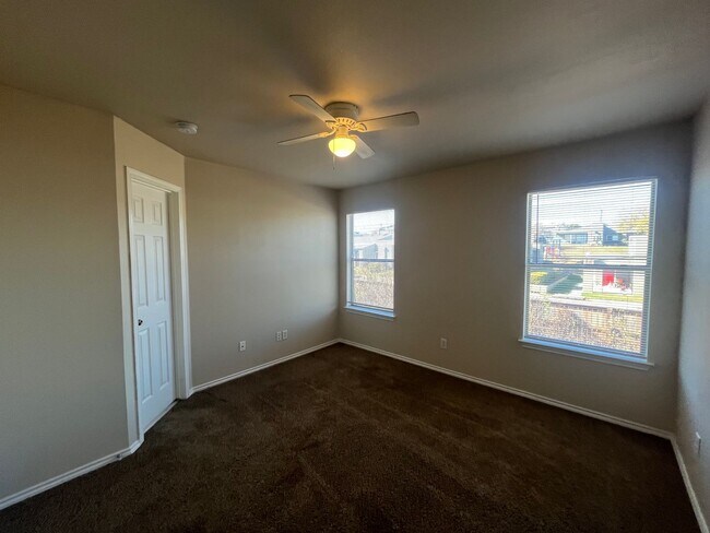 Building Photo - 5811 Golf Bend