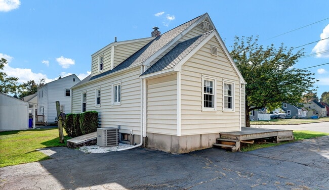 Building Photo - 11 Fern St
