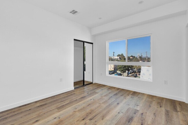 Building Photo - 1734 Carmona Ave