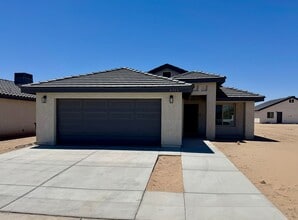 Building Photo - Three Bedroom Two Bath San Luis Home in Los Mezsquites