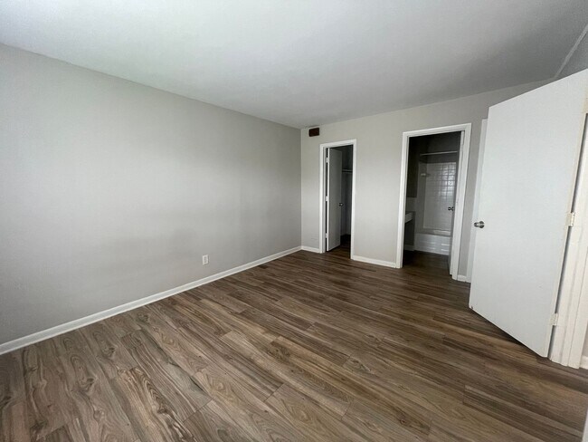 Building Photo - 3101 Bromley Pl