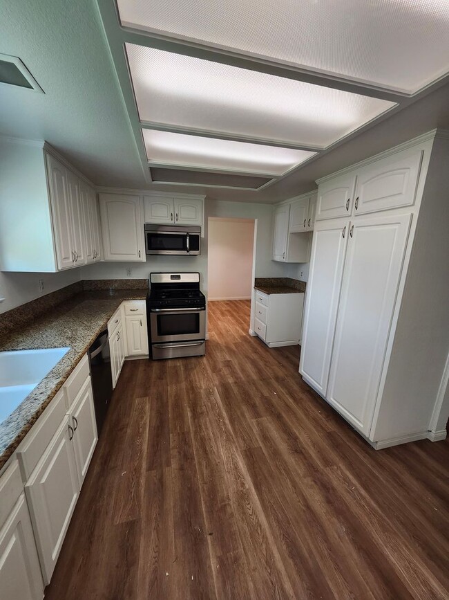 Building Photo - Big backyard with lots of upgrades
