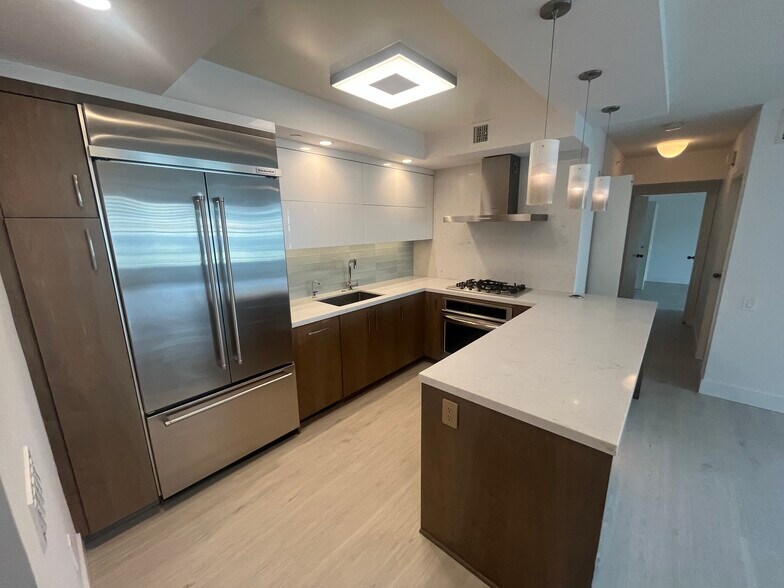 Kitchen - 500 W Harbor Dr