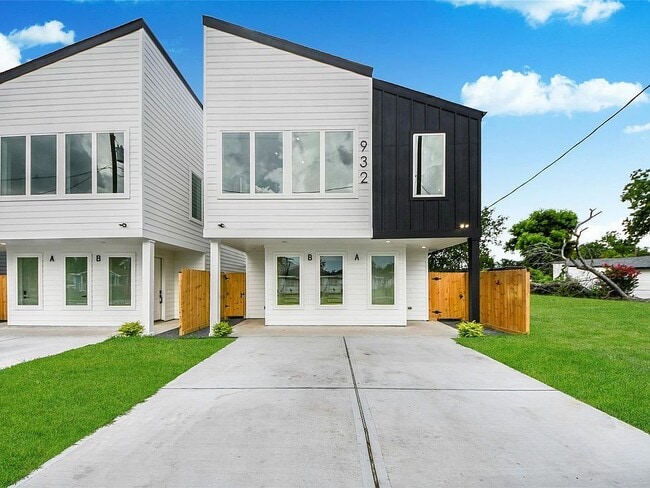 Building Photo - 932 South Ln