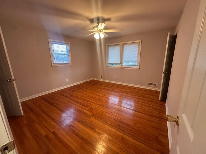 Building Photo - 226 S 16th Ave