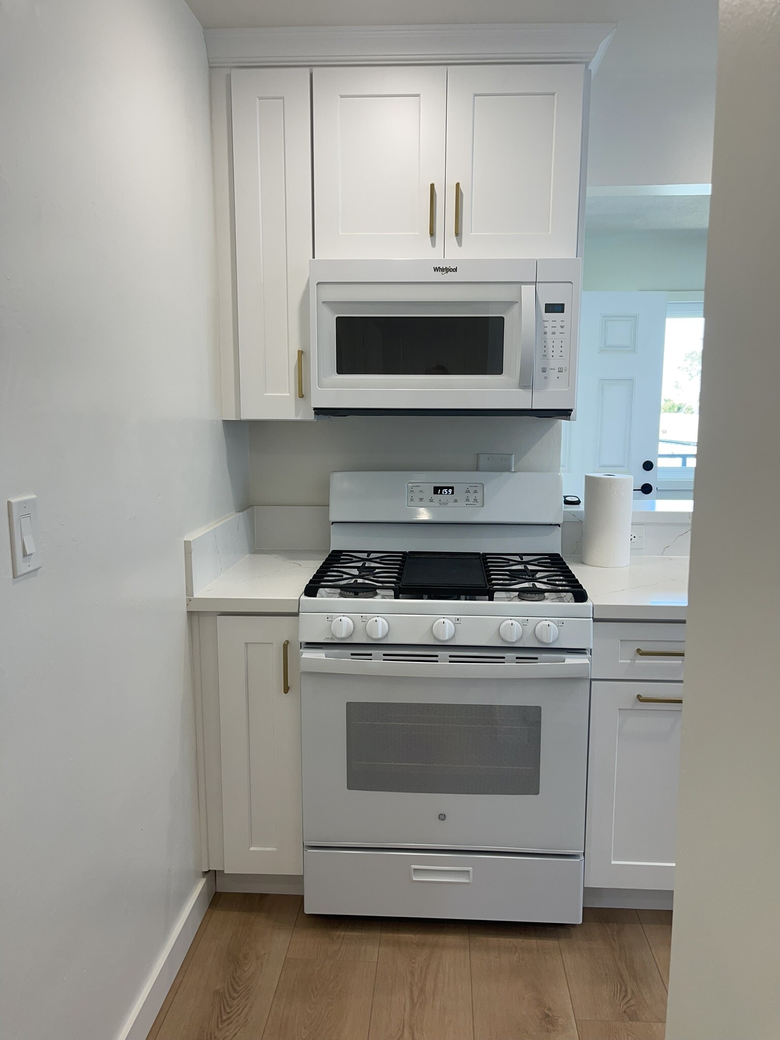 Space-saving over-the-oven microwave. - 1039 6th St