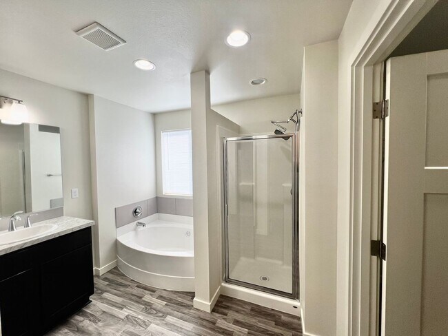 Building Photo - AVAILABLE NOW! 3BD 2.5 BATH TUMWATER LIVING