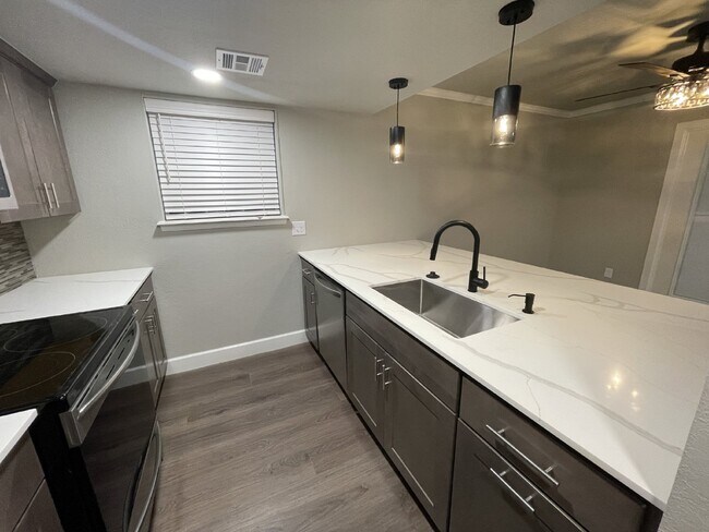 Building Photo - Modern 2 Bedroom Condo