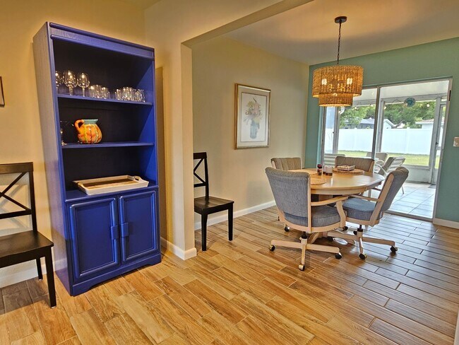 Building Photo - 426 Pineview Dr