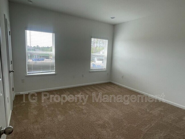 Building Photo - 40 Pinebury Ln