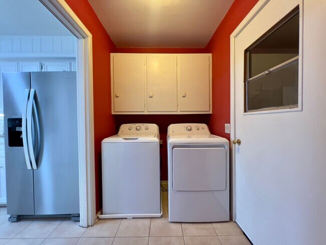 Building Photo - PRE-LEASING for June! Stunning Large 3 Bedroom Home!