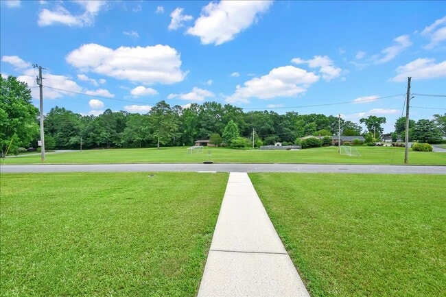 Building Photo - Beautiful 4 Br Brick home