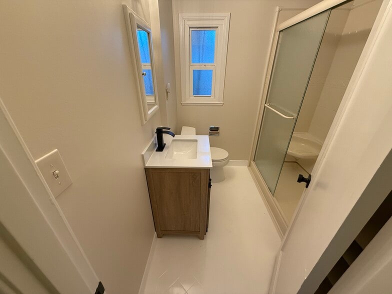 Building Photo - 701 Poinsettia Ave