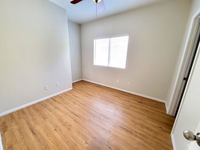 Building Photo - 4 Bedroom House, Private Pool,  Large Pets Welcome