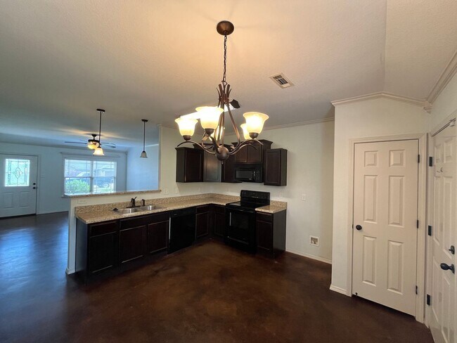 Building Photo - New Listing!