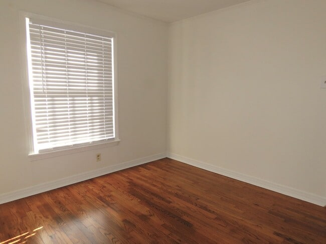 Building Photo - Lovely Updated 3 Bedroom, 2 Bath House in ...