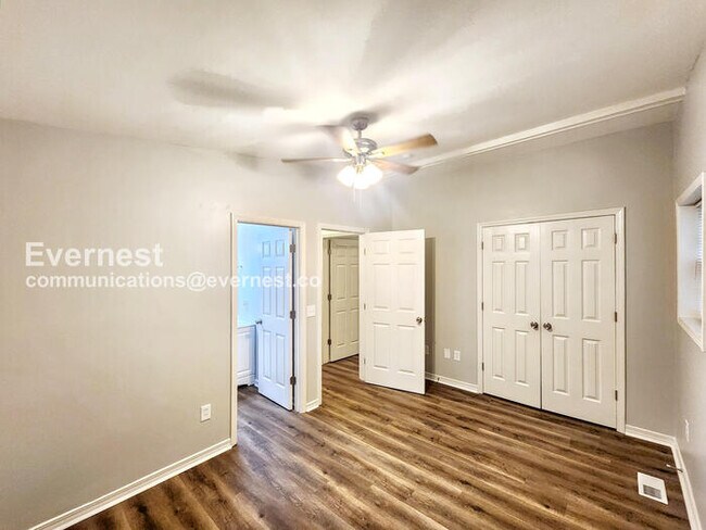 Building Photo - 3 Bed/2 Bath Home with Carport / Pet-Friendly / Available Now!