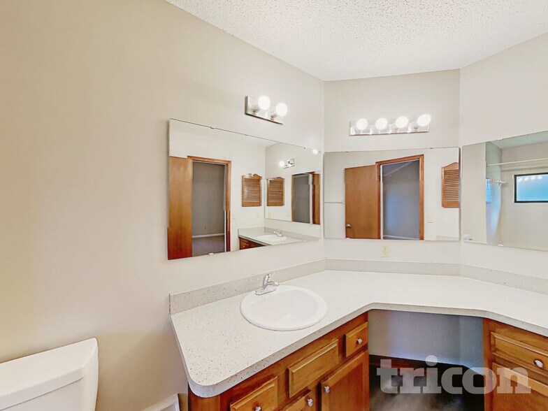 Building Photo - 4750 Deerfoot Ct