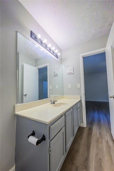 Building Photo - 2100 Whitebluff Way