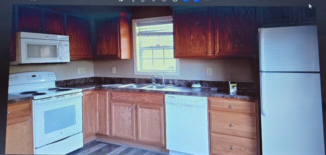 Building Photo - 2102 Kingsbury Rd