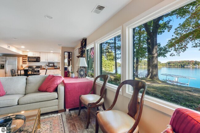 Building Photo - 5521 Silver Sunrise Trail