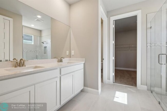 Building Photo - 9041 Dahlia Cir