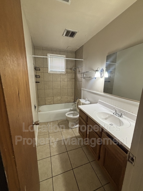 Building Photo - 2428 Cedarwood Ave