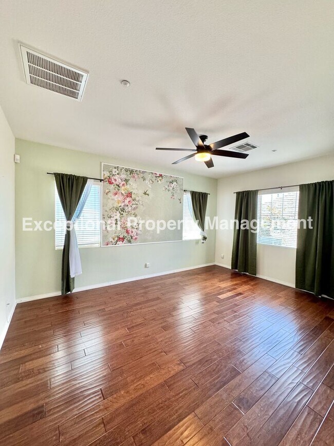 Building Photo - Beautiful 3 bedroom 3 bathroom single stor...