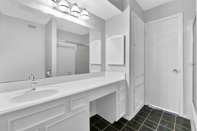 Building Photo - 2113 Lake Village Dr
