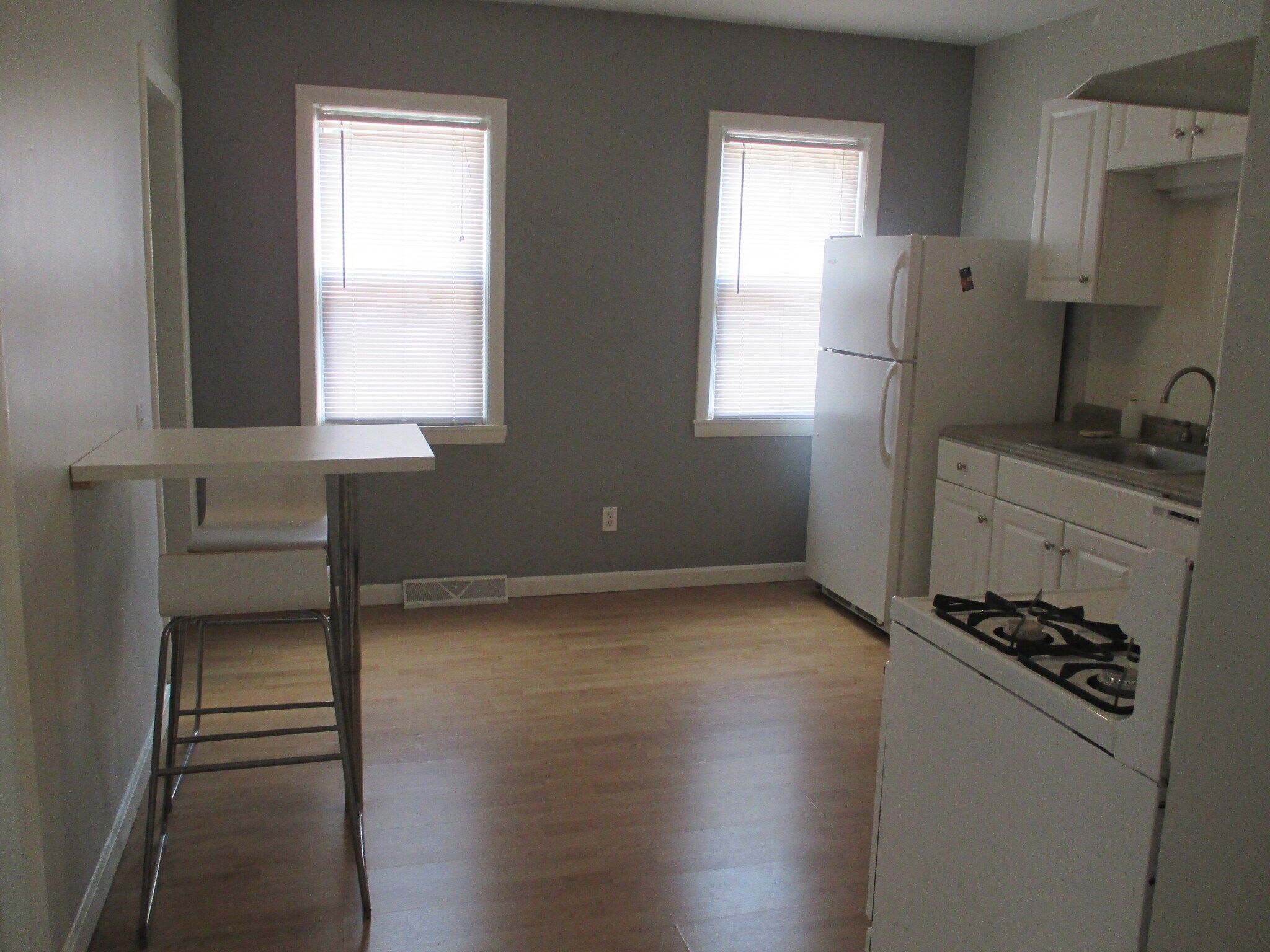 Building Photo - 141 Bath St